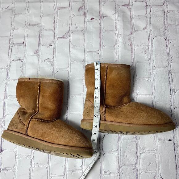 UGG Australia Little Kid’s Classic  Short Chestnut Boot Sz 3 - Picture 2 of 16
